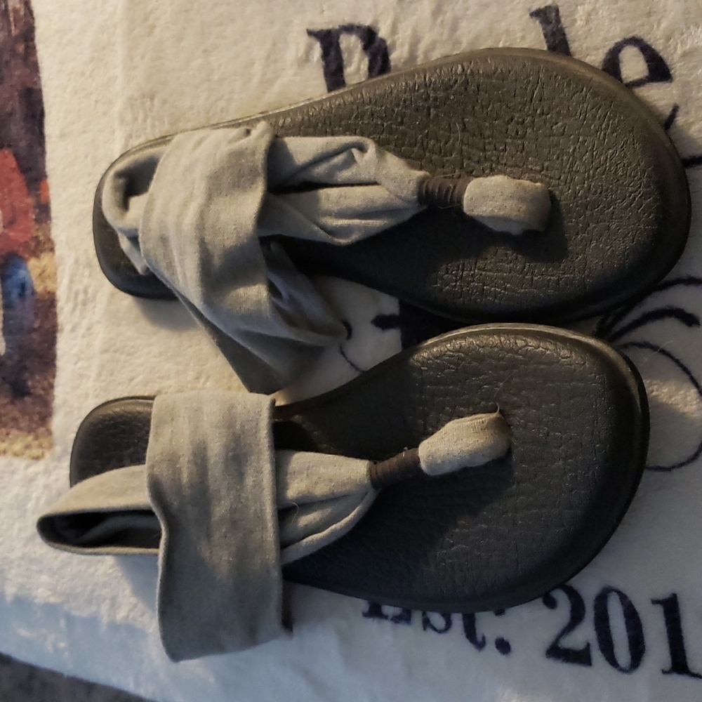 Sanuk yoga sandals